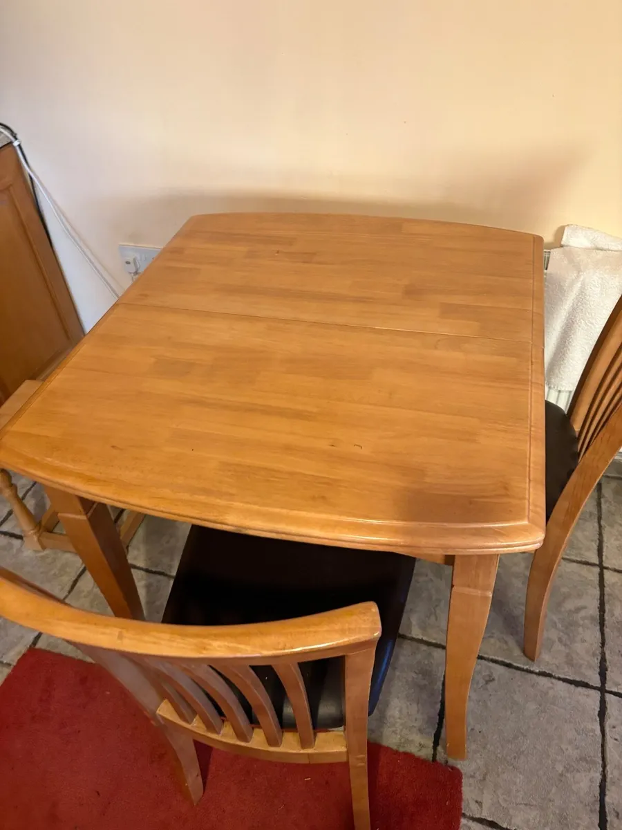 Table and chairs - Image 2