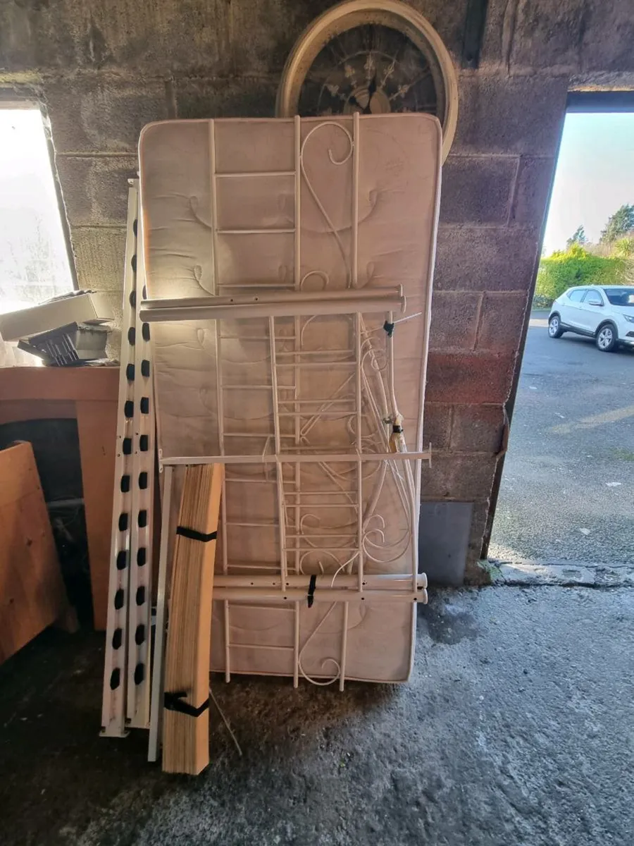 Day bed plus mattress in great condition - Image 2