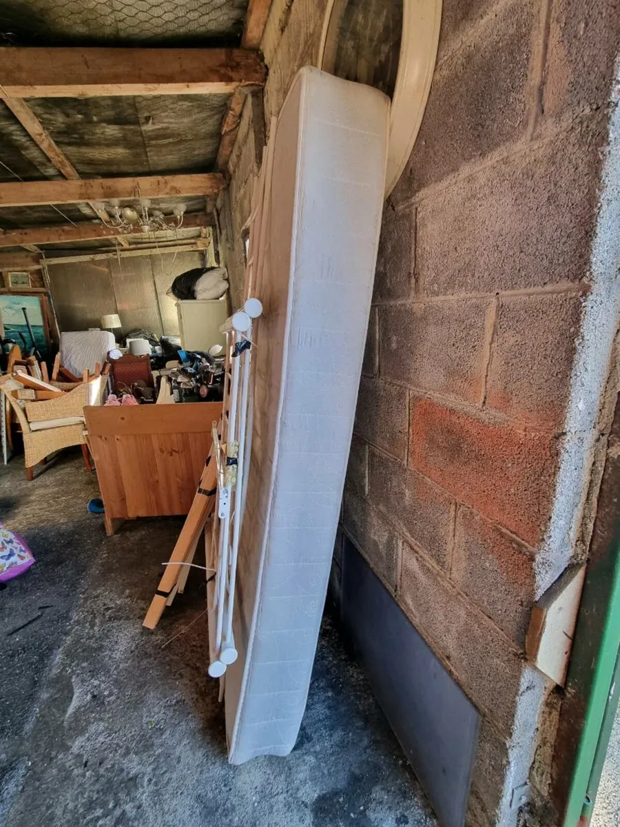 Day bed plus mattress in great condition - Image 3