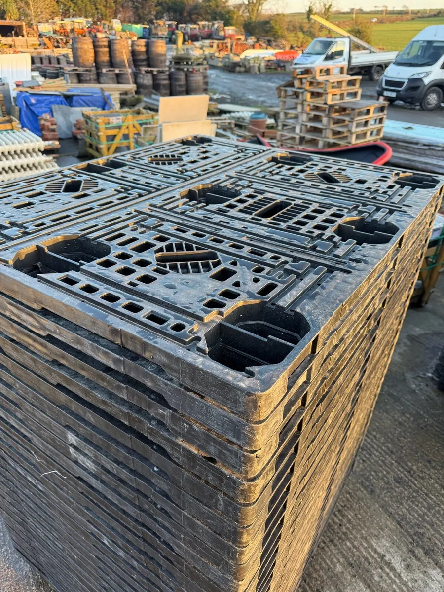 Quantity of plastic nestable pallets - Image 2
