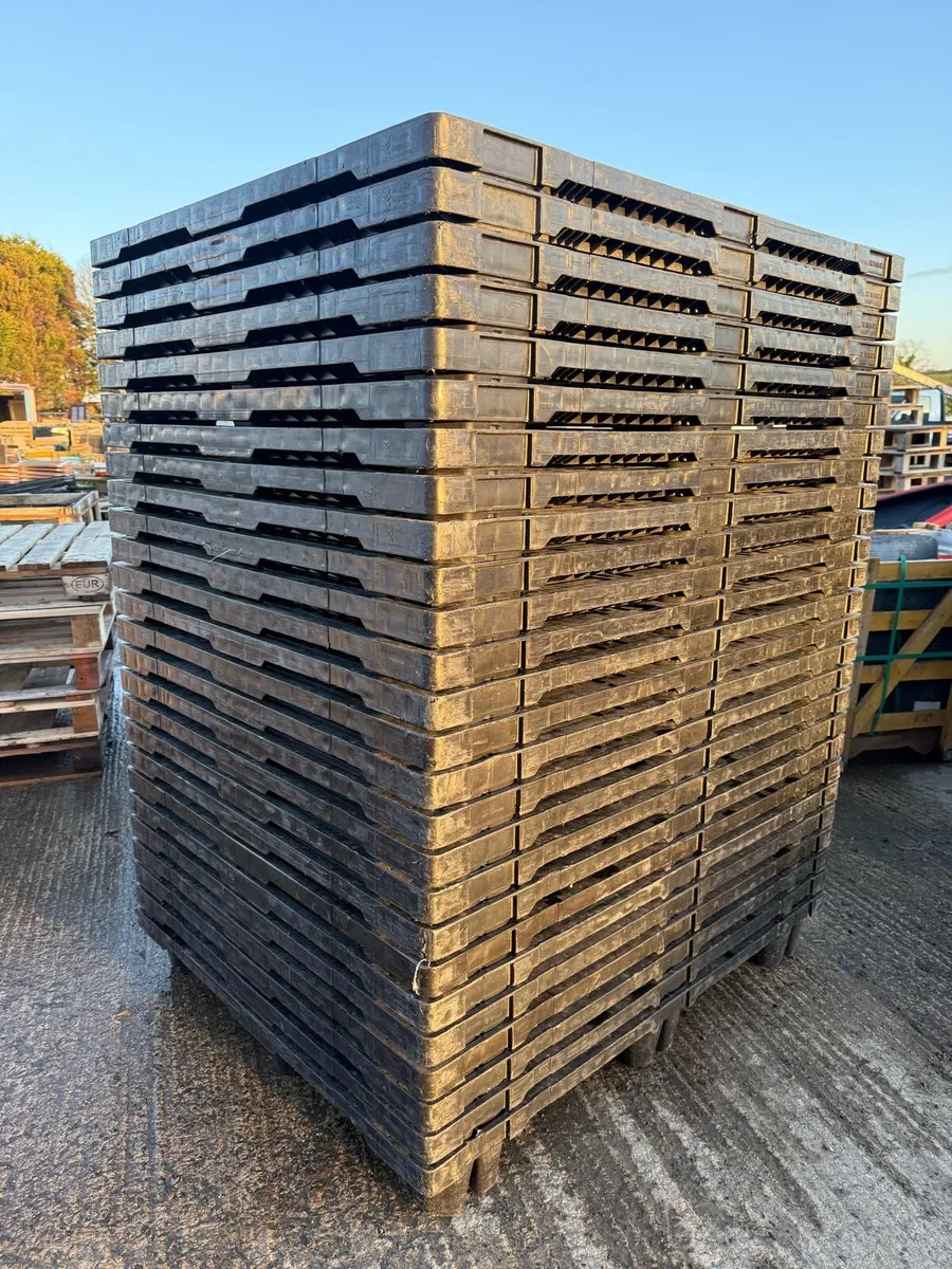 Quantity of plastic nestable pallets - Image 1