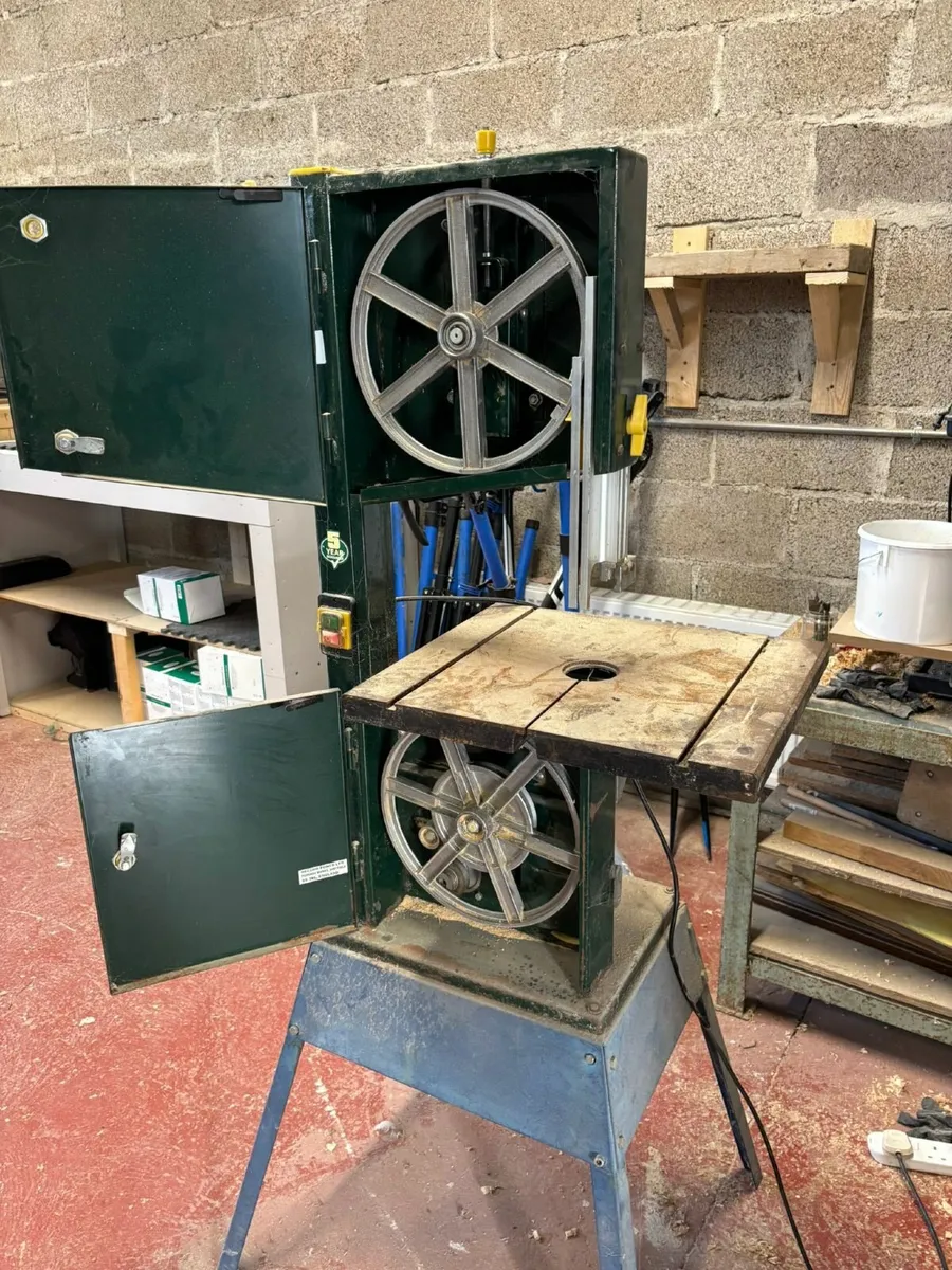 220 v Startrite Bandsaw in need of guides