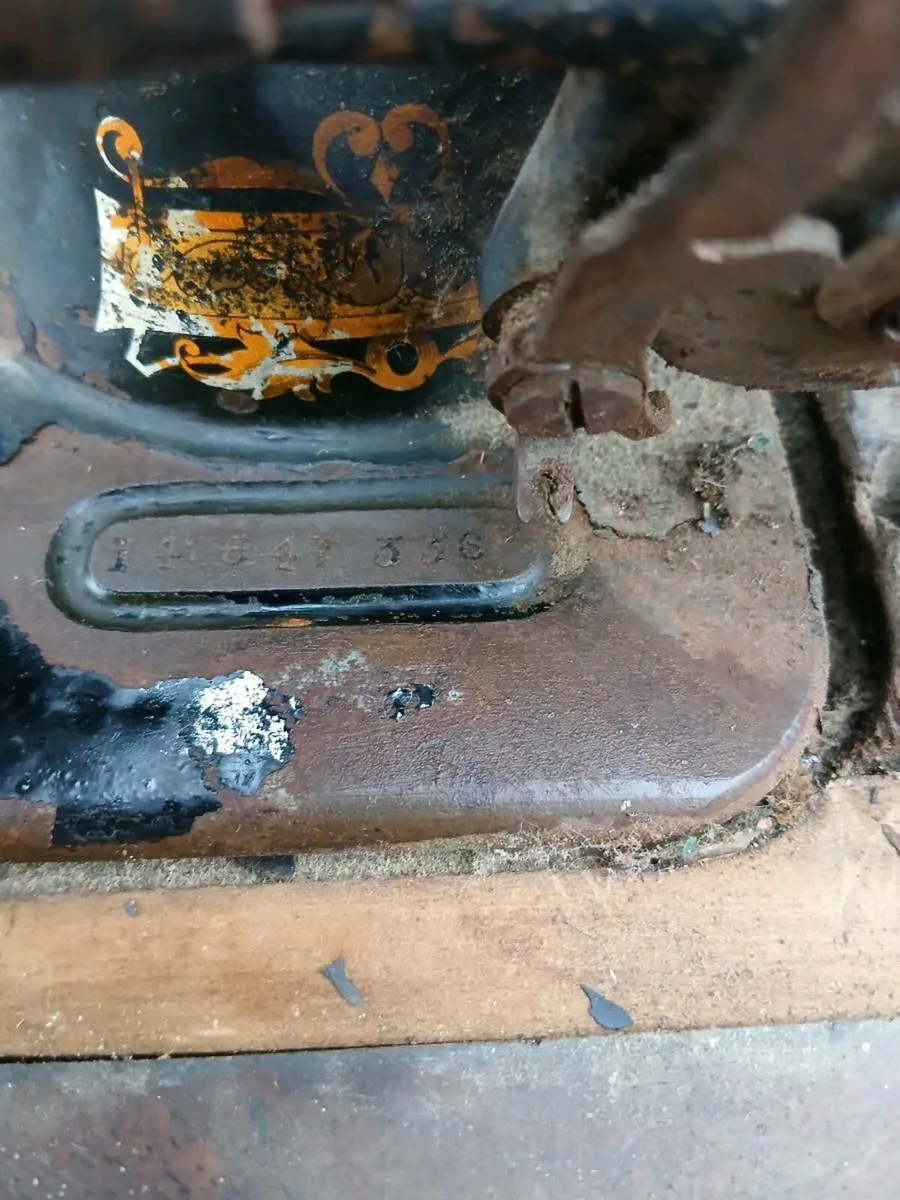 Old vintage sewing machine - Image 2