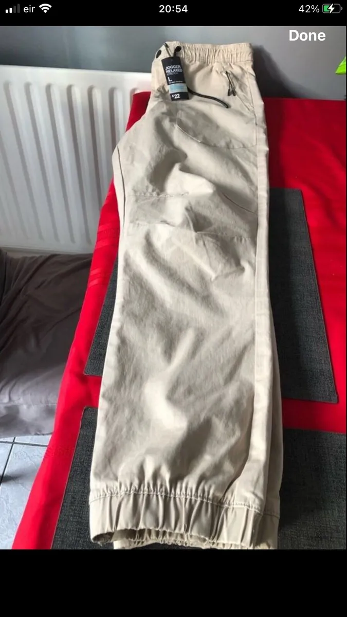 Mens BNWT joggers size L €8 - Image 1