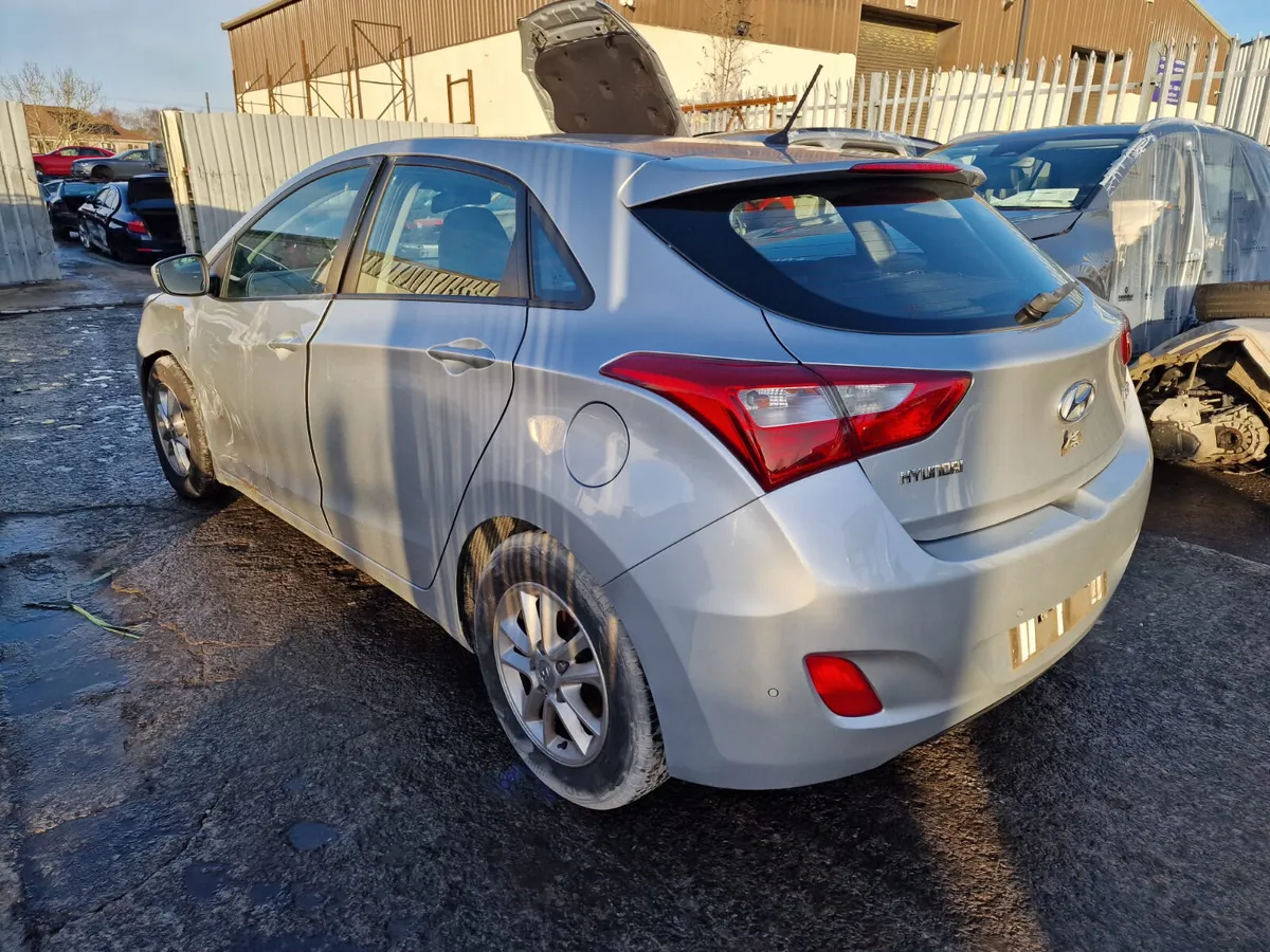 13 HYUNDAI I30 1.4 PETROL FOR BREAKING - Image 3