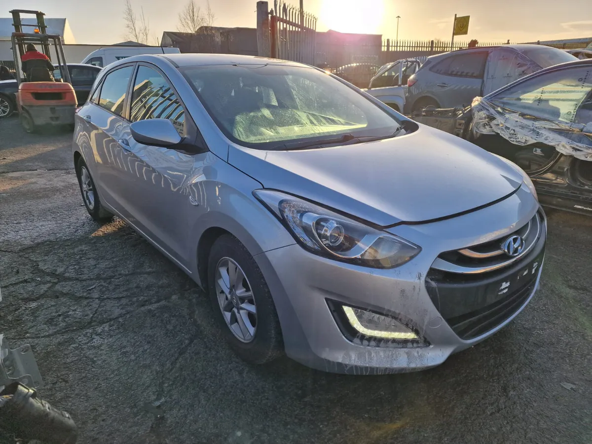 13 HYUNDAI I30 1.4 PETROL FOR BREAKING - Image 1