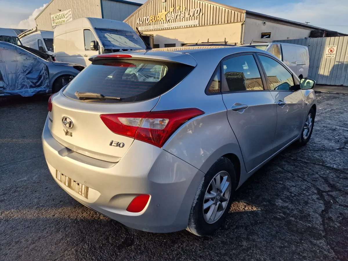 13 HYUNDAI I30 1.4 PETROL FOR BREAKING - Image 4