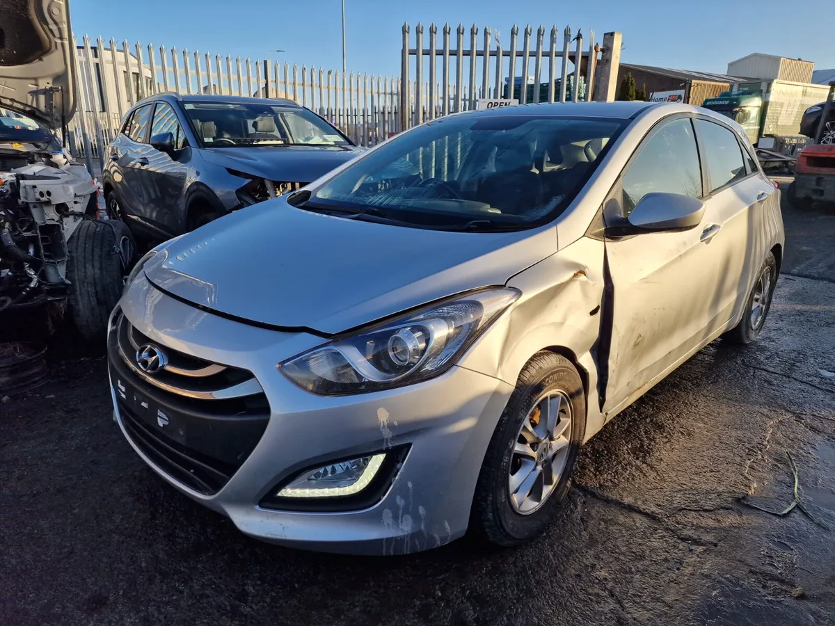 13 HYUNDAI I30 1.4 PETROL FOR BREAKING - Image 2