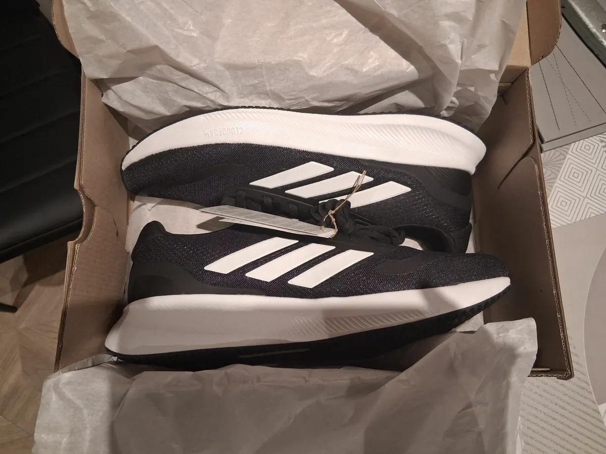 Jogging shoes - Image 1