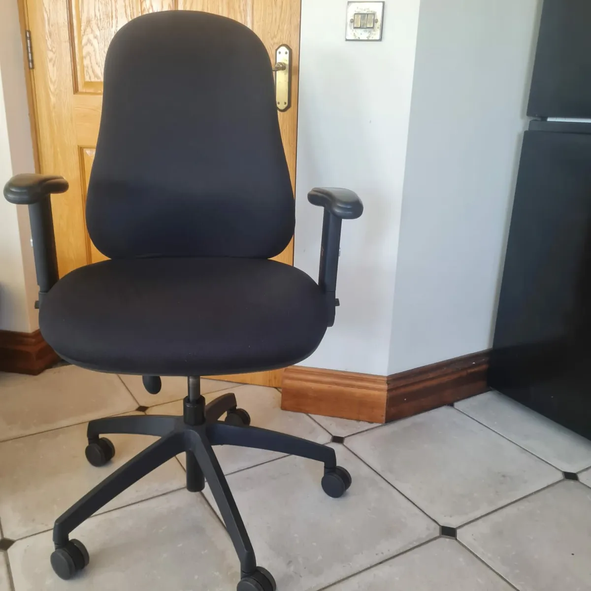 Black operator office chair - Image 1