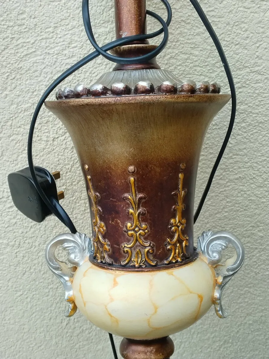 Stylish Retro Standard Lamp - Image 3