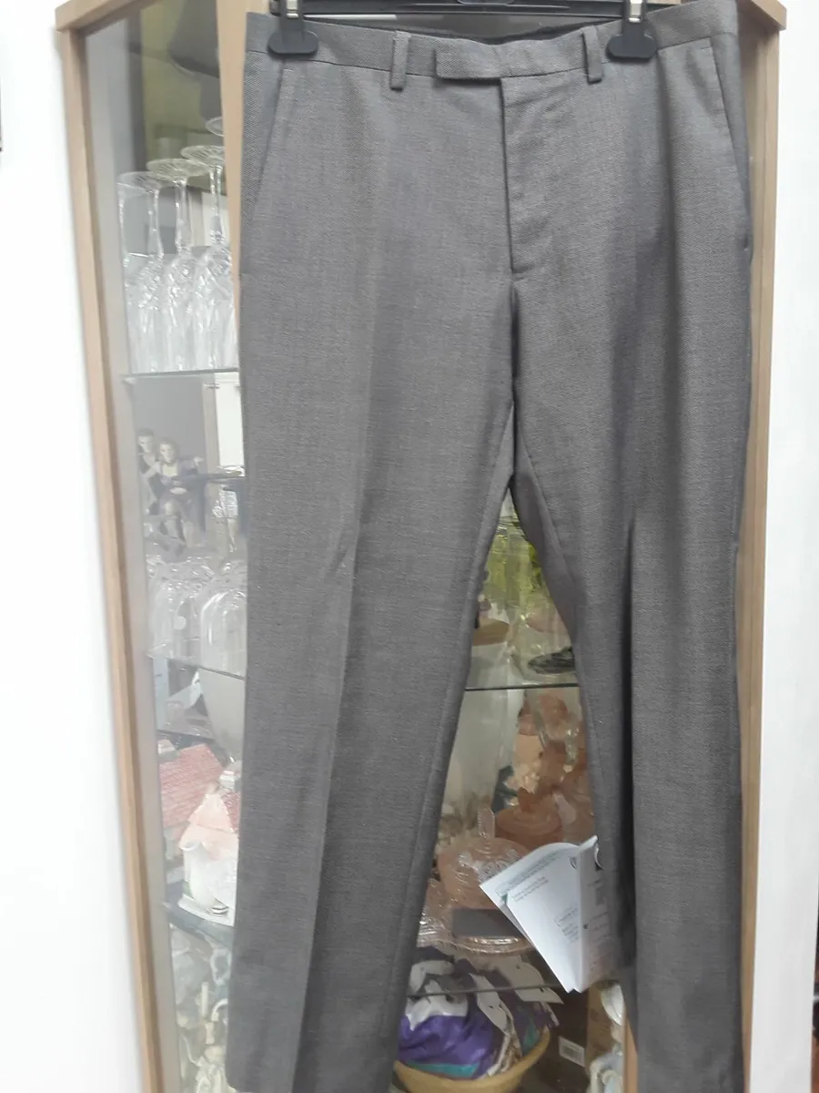 Brand new gents burtons suit medium-sized - Image 4