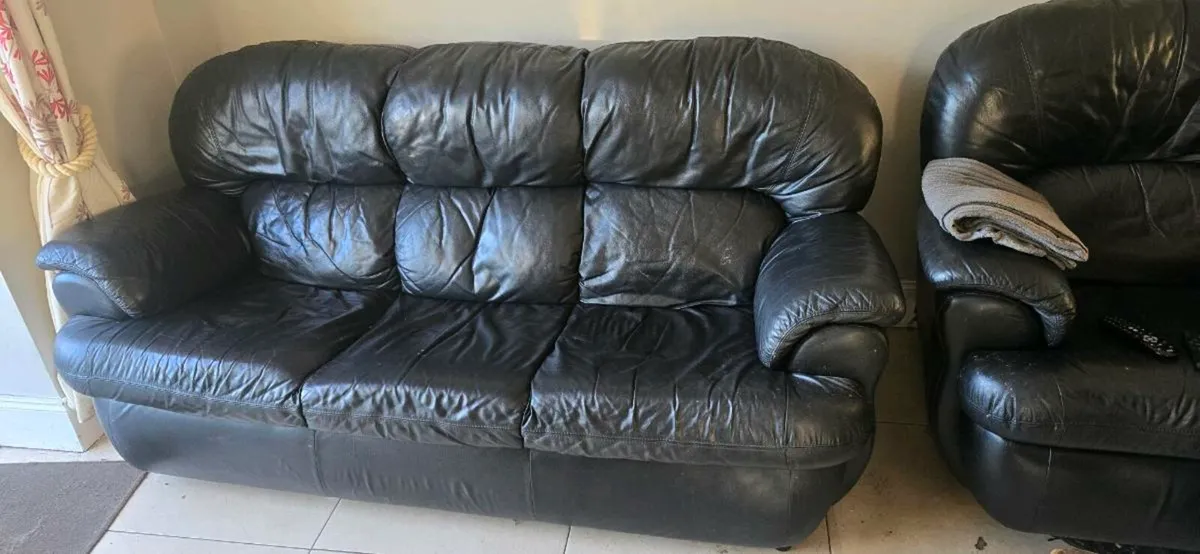 3 seater free couch too collect - Image 1