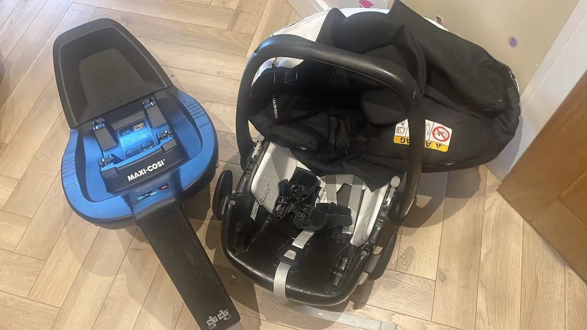 Maxi Cosi Car Seat Base Fxi3 + free car seat. - Image 1