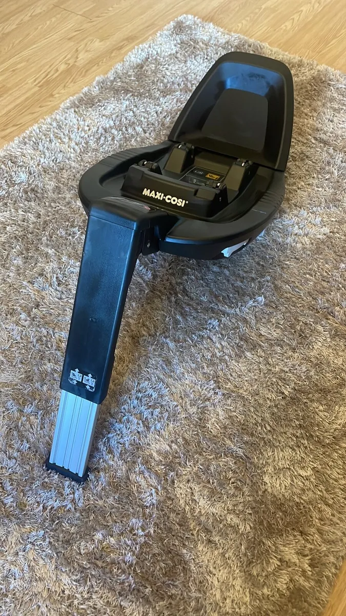 Maxi Cosi Car Seat Base Fxi3 + free car seat. - Image 3