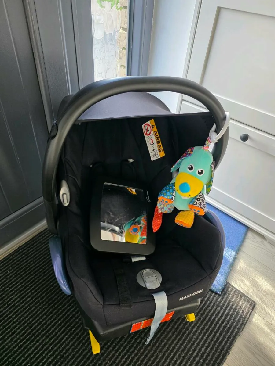 Maxi-Cosi baby car seat with two isofixes - Image 1