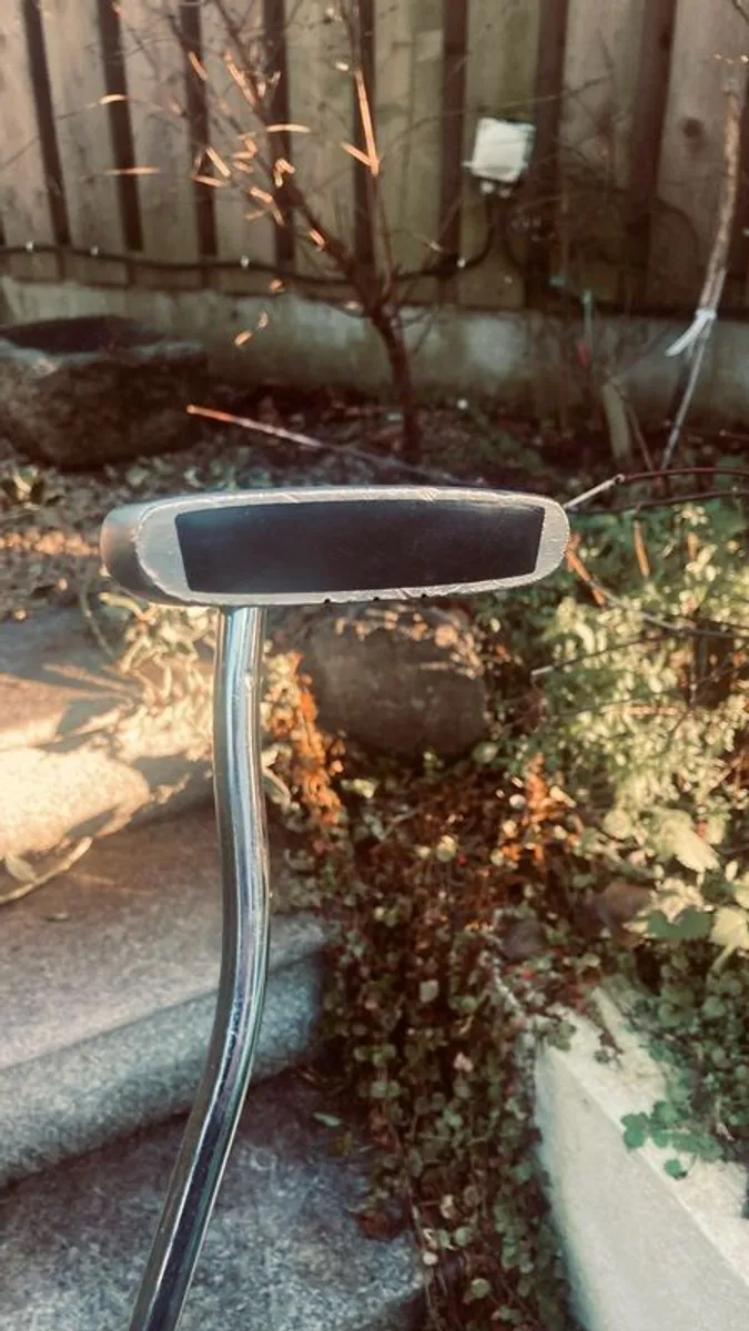 Odyssey Rossie Broomhandle Putter - Image 2