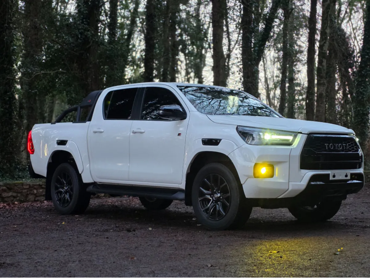 Toyota Hilux 2.4D GR EDITION 360 REV CAMERA 4X4 HA - Image 2