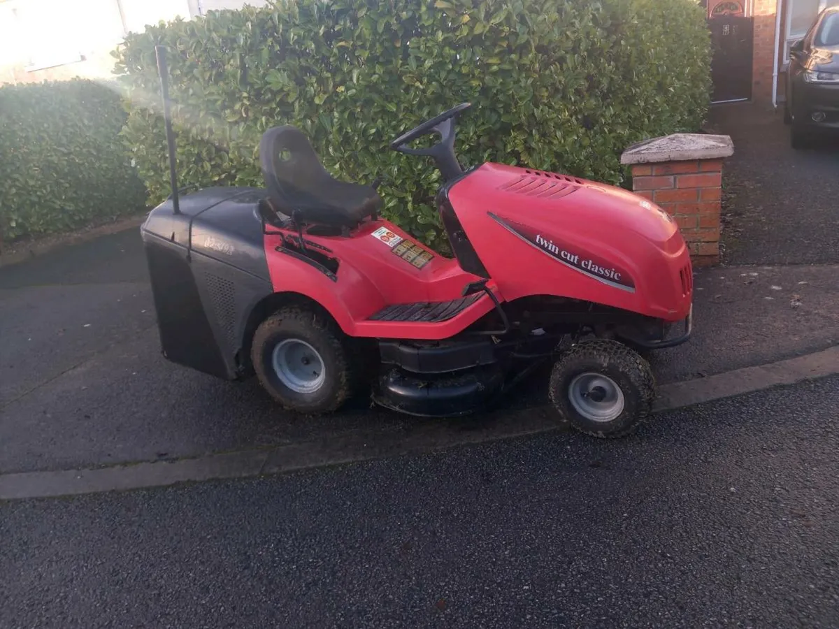 Ride on lawnmower - Image 1