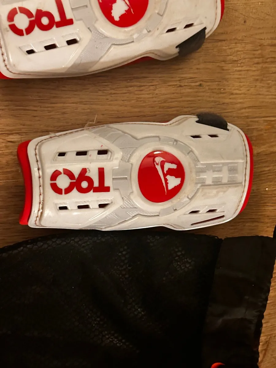 Shin guards size small FREE - Image 2