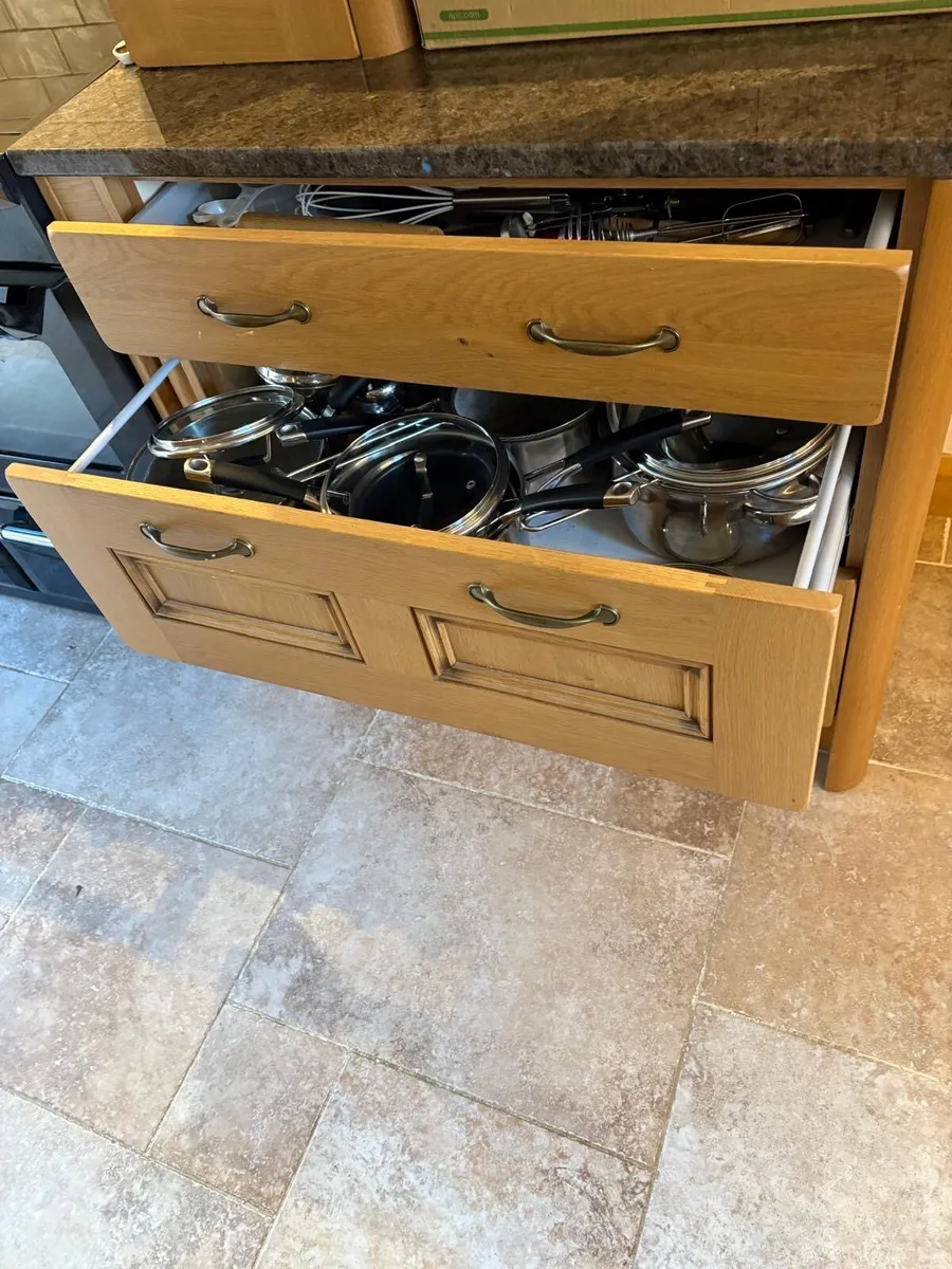Oak Kitchen Units and Cooker - Image 4