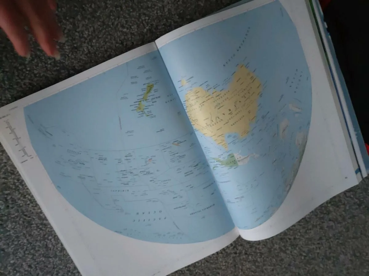 Atlas of the world hard cover - Image 4