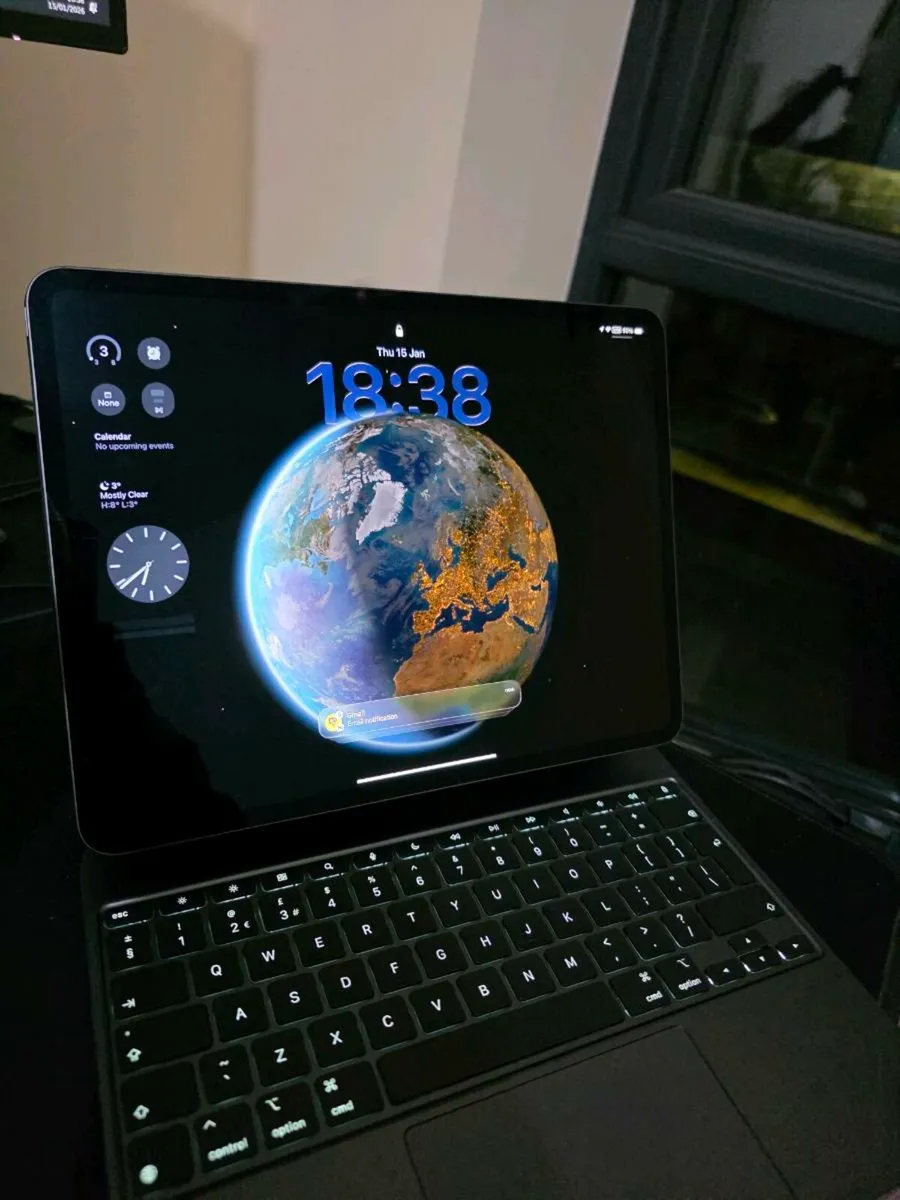 iPad Pro 13" M4 with keyboard - Image 1