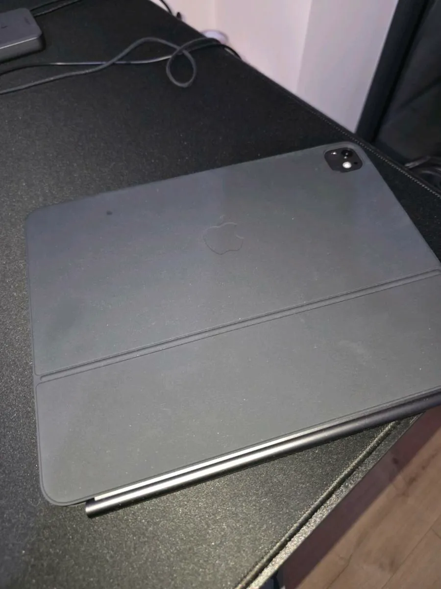 iPad Pro 13" M4 with keyboard - Image 2