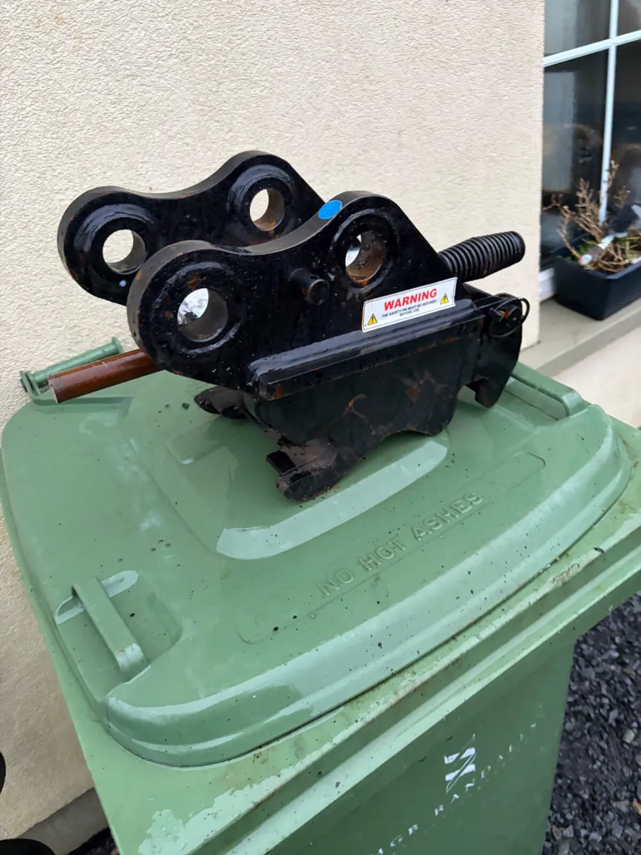 Unused 35mm pin manual quick hitch for sale - Image 1