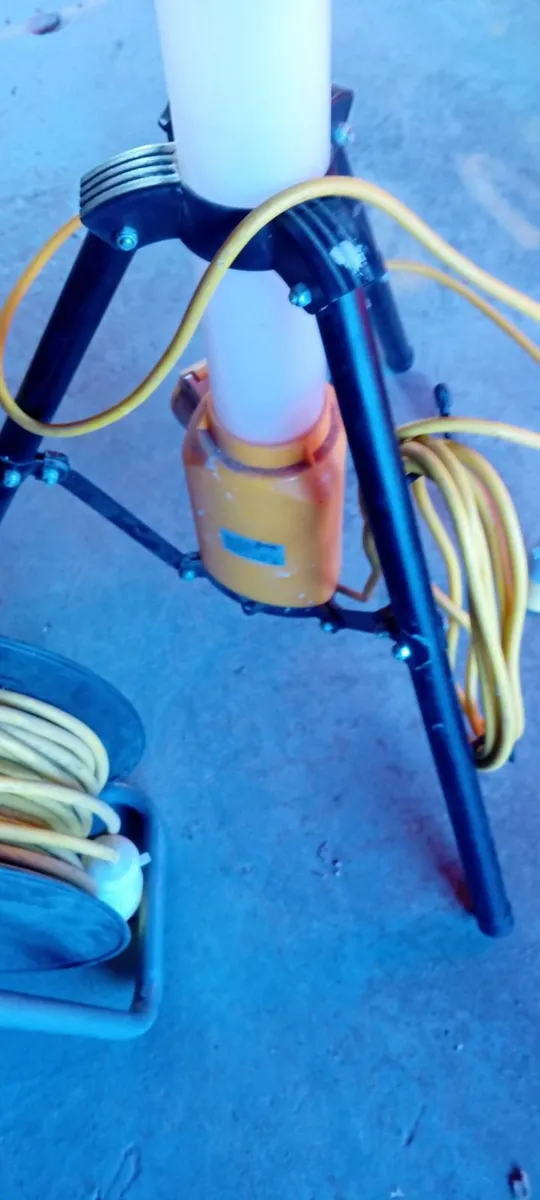 Safeline tripod light and extension cable - Image 1