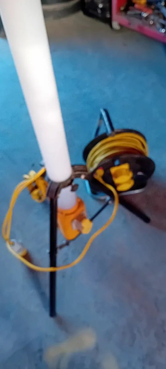 Safeline tripod light and extension cable - Image 2