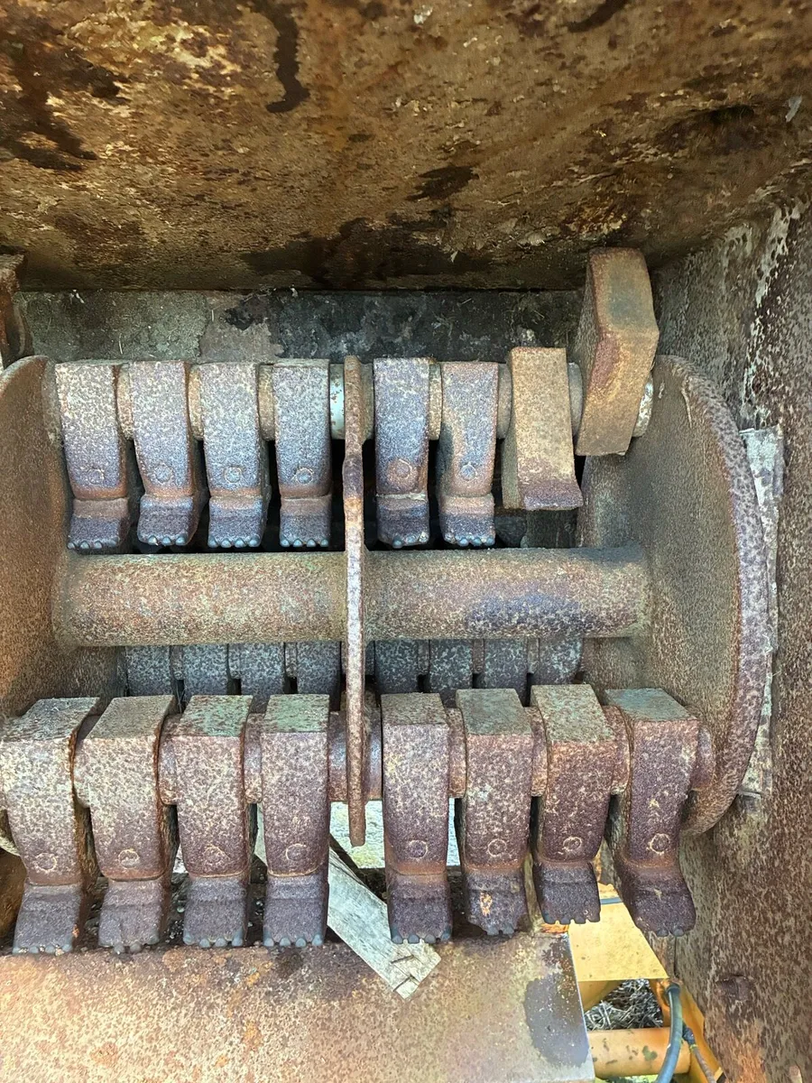 Industrial wood chipper - Image 1