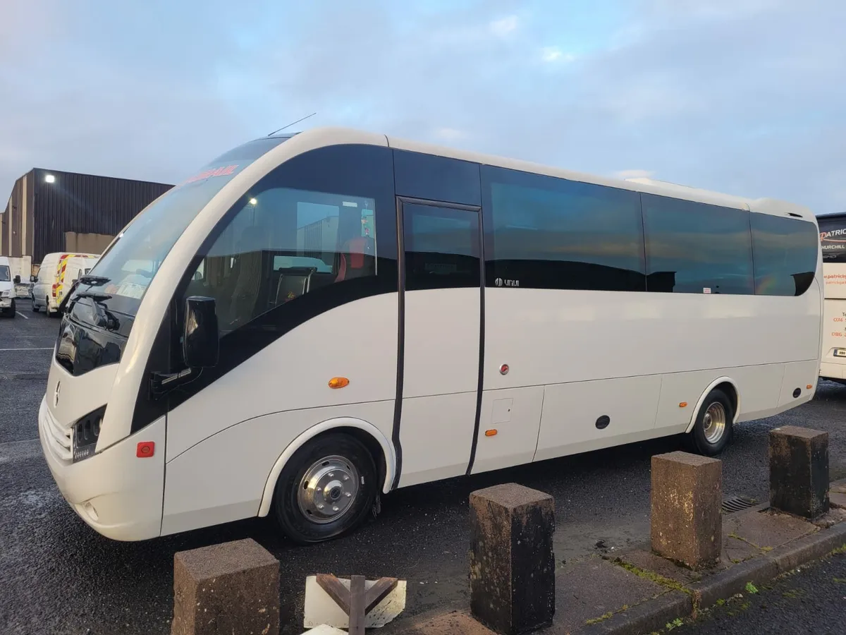 Mercedes unvi voyager - Image 1