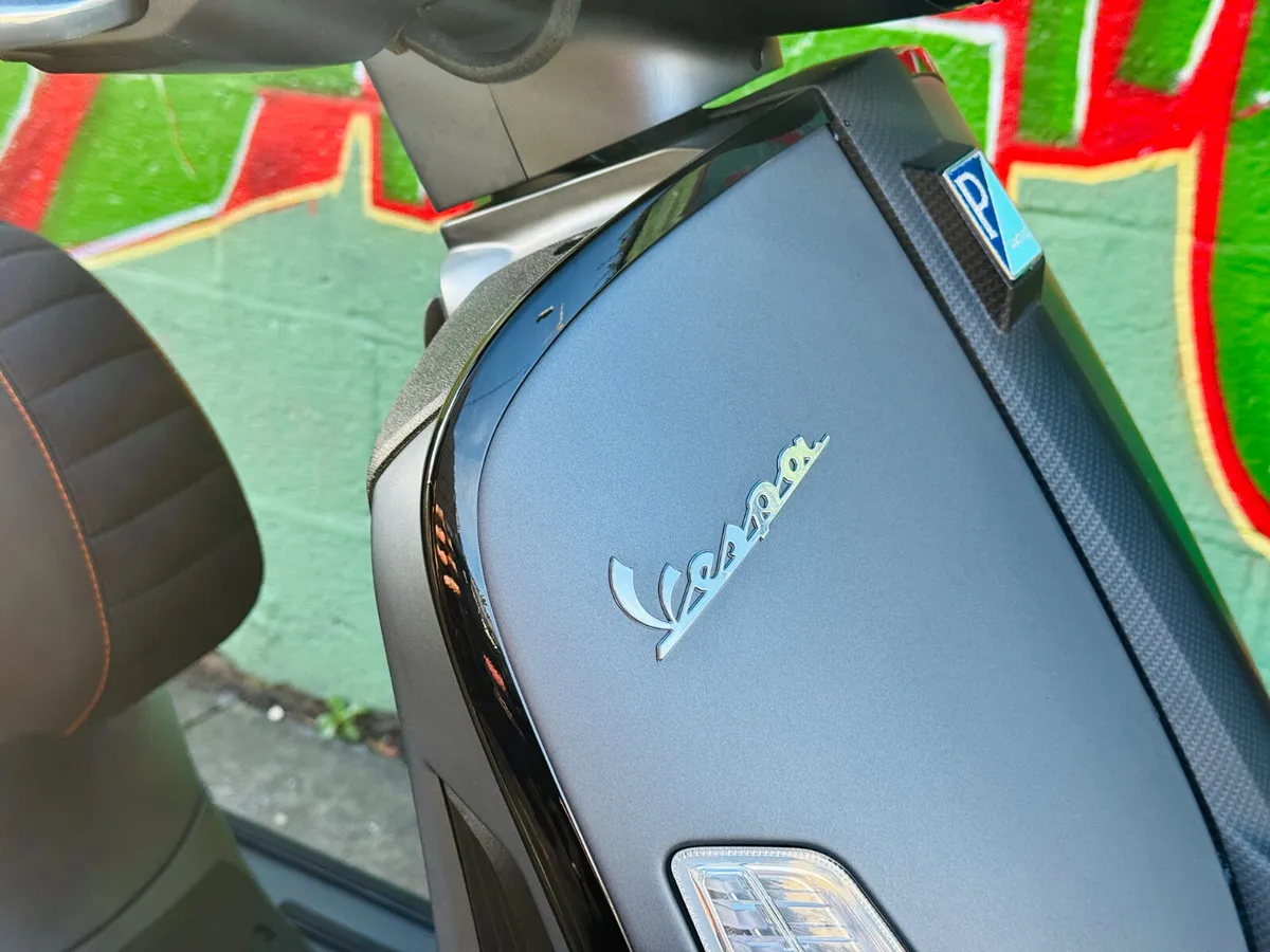 Vespa GTS 300 SuperSport - Image 2