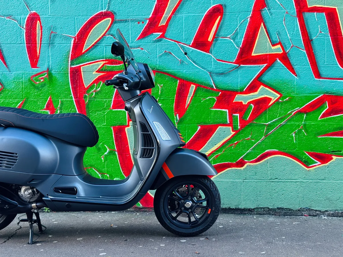 Vespa GTS 300 SuperSport - Image 4