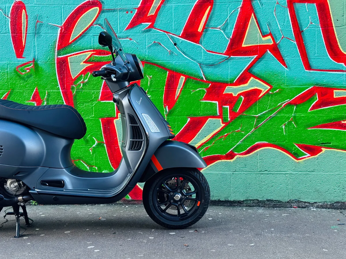 Vespa GTS 300 SuperSport - Image 3