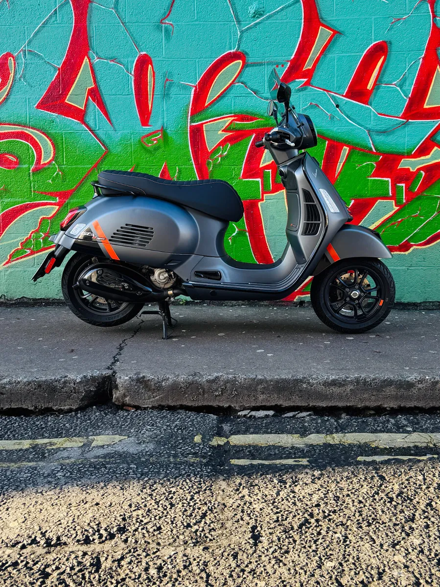 Vespa GTS 300 SuperSport - Image 1