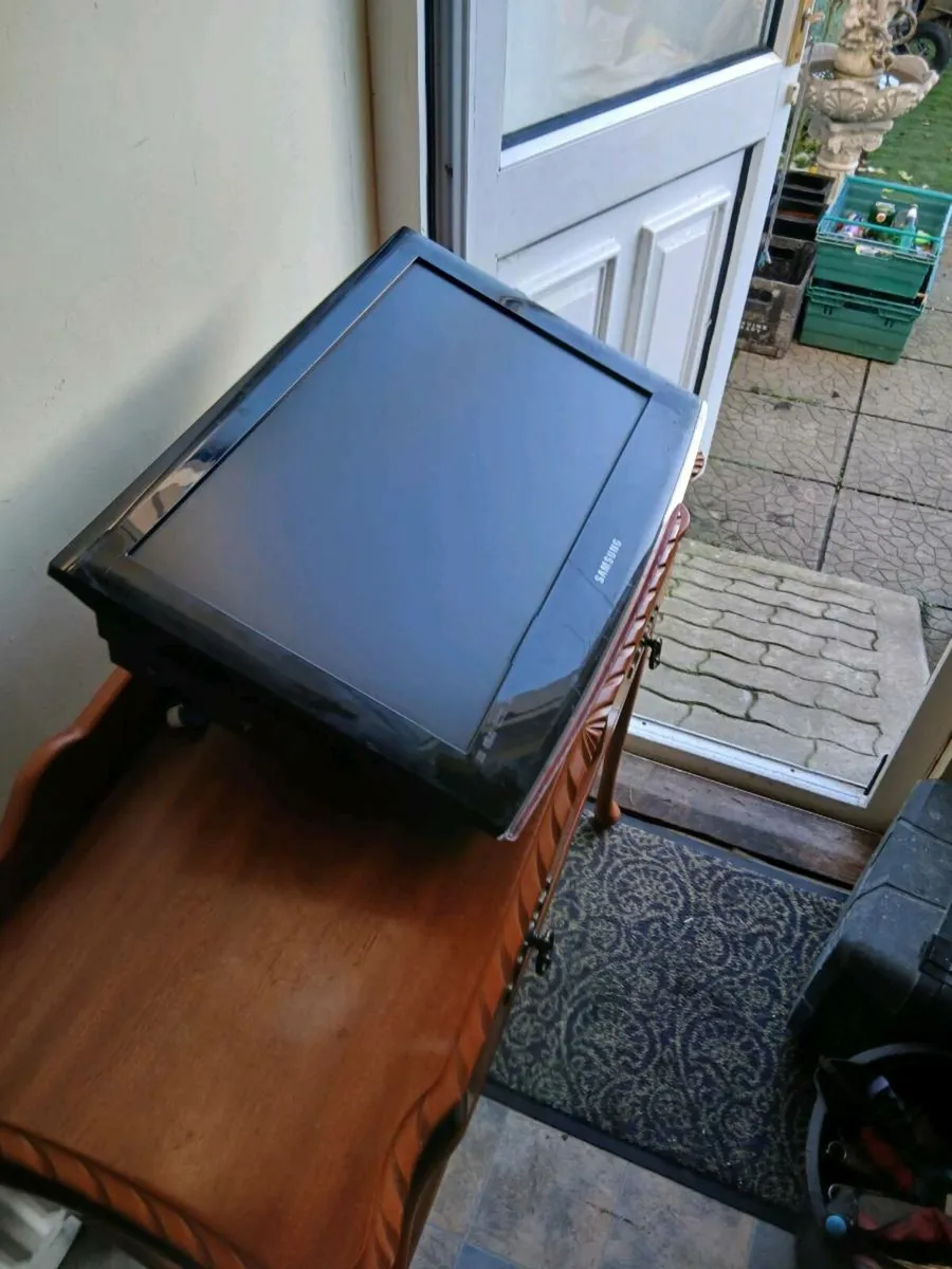 Samsung tv andcwall mounted bracket - Image 1