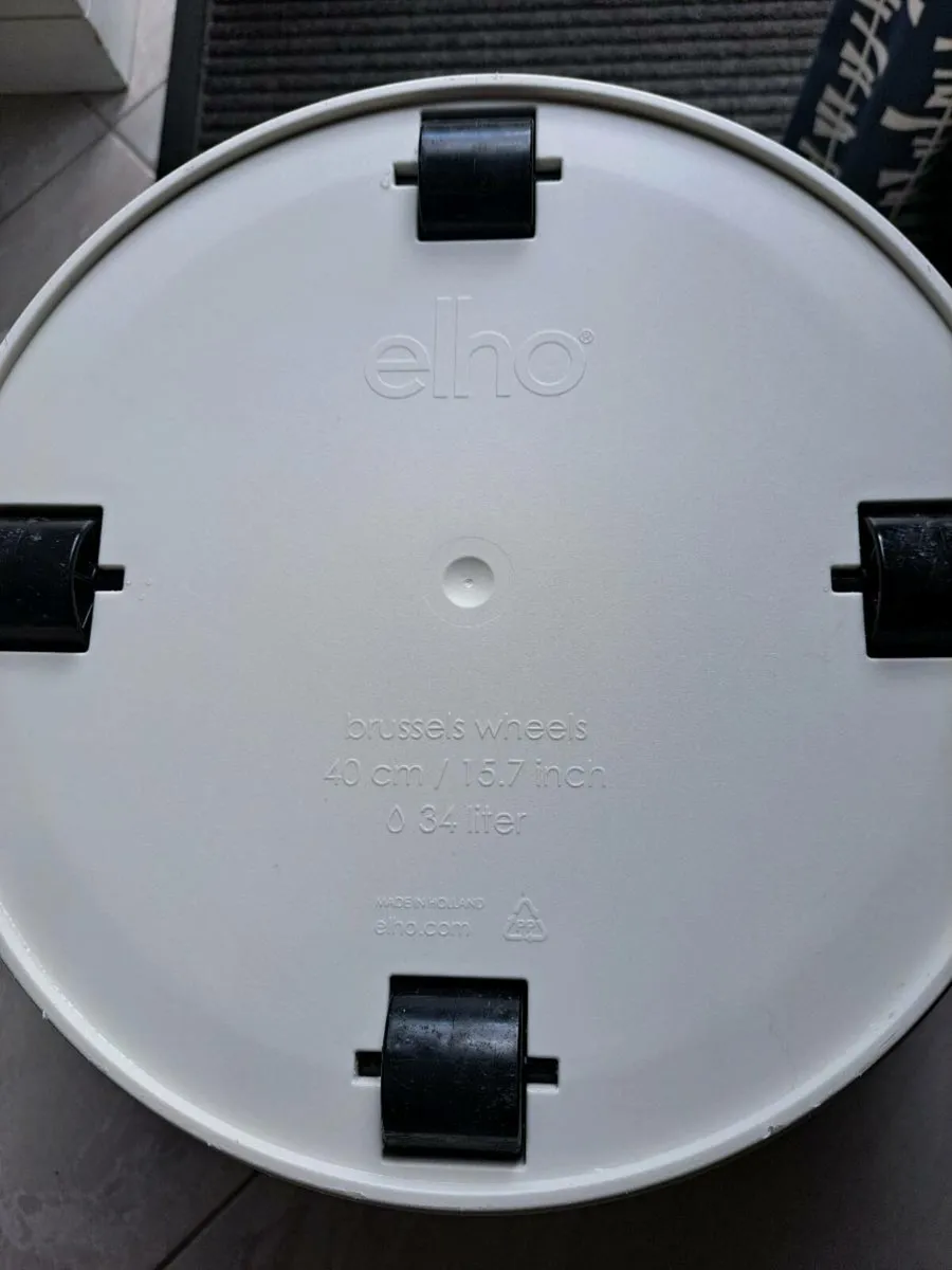 Large White Planter with wheels - Image 2