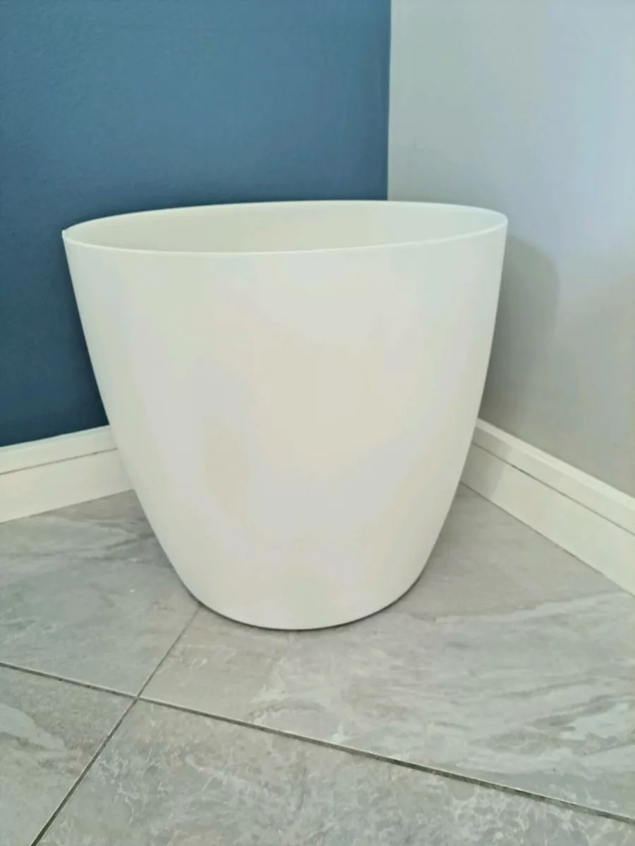 Large White Planter with wheels - Image 3