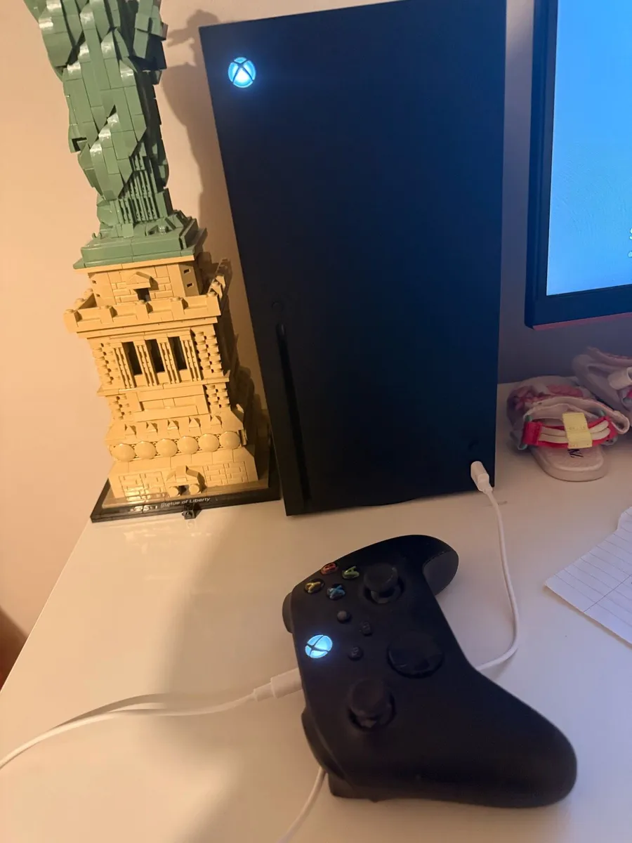 Xbox Series X 1TB with controller - Image 2