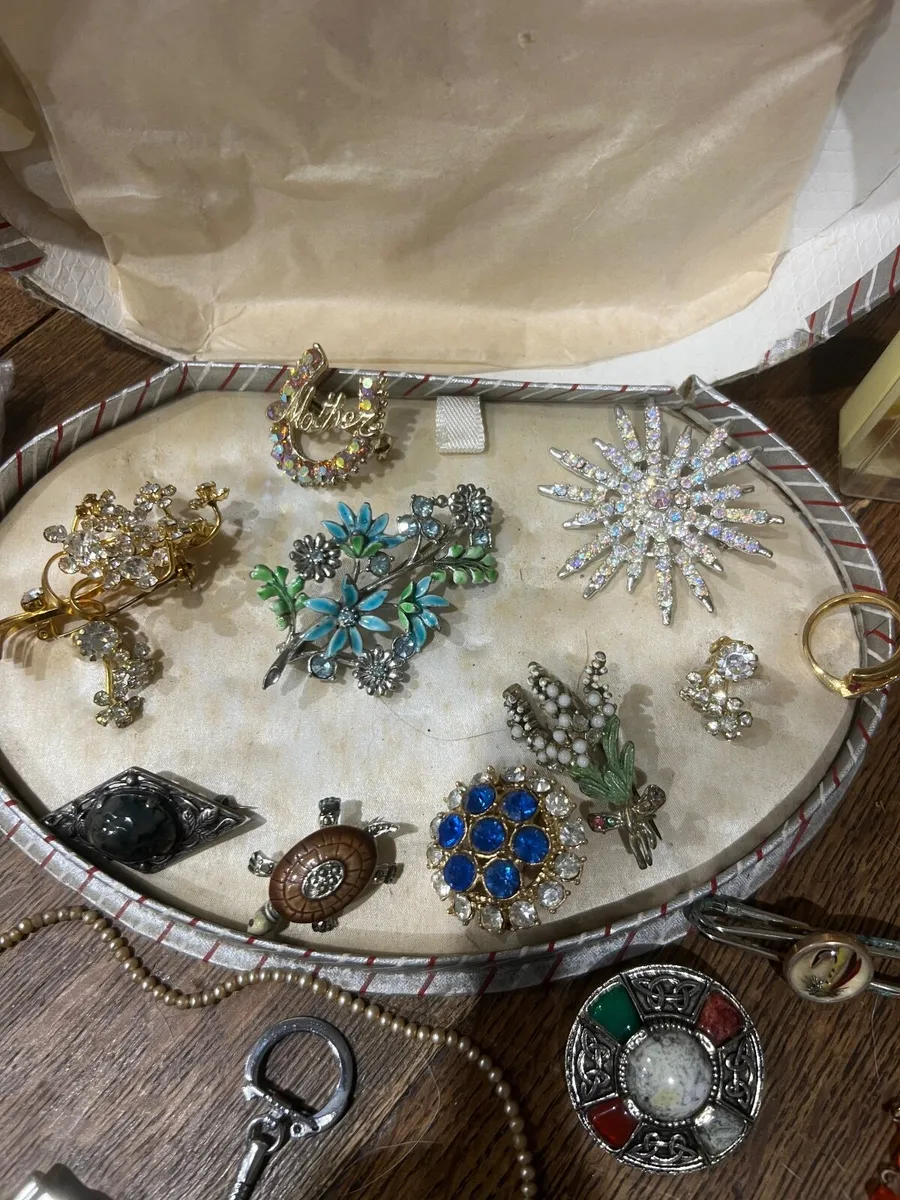 Vintage dress jewelry - Image 3