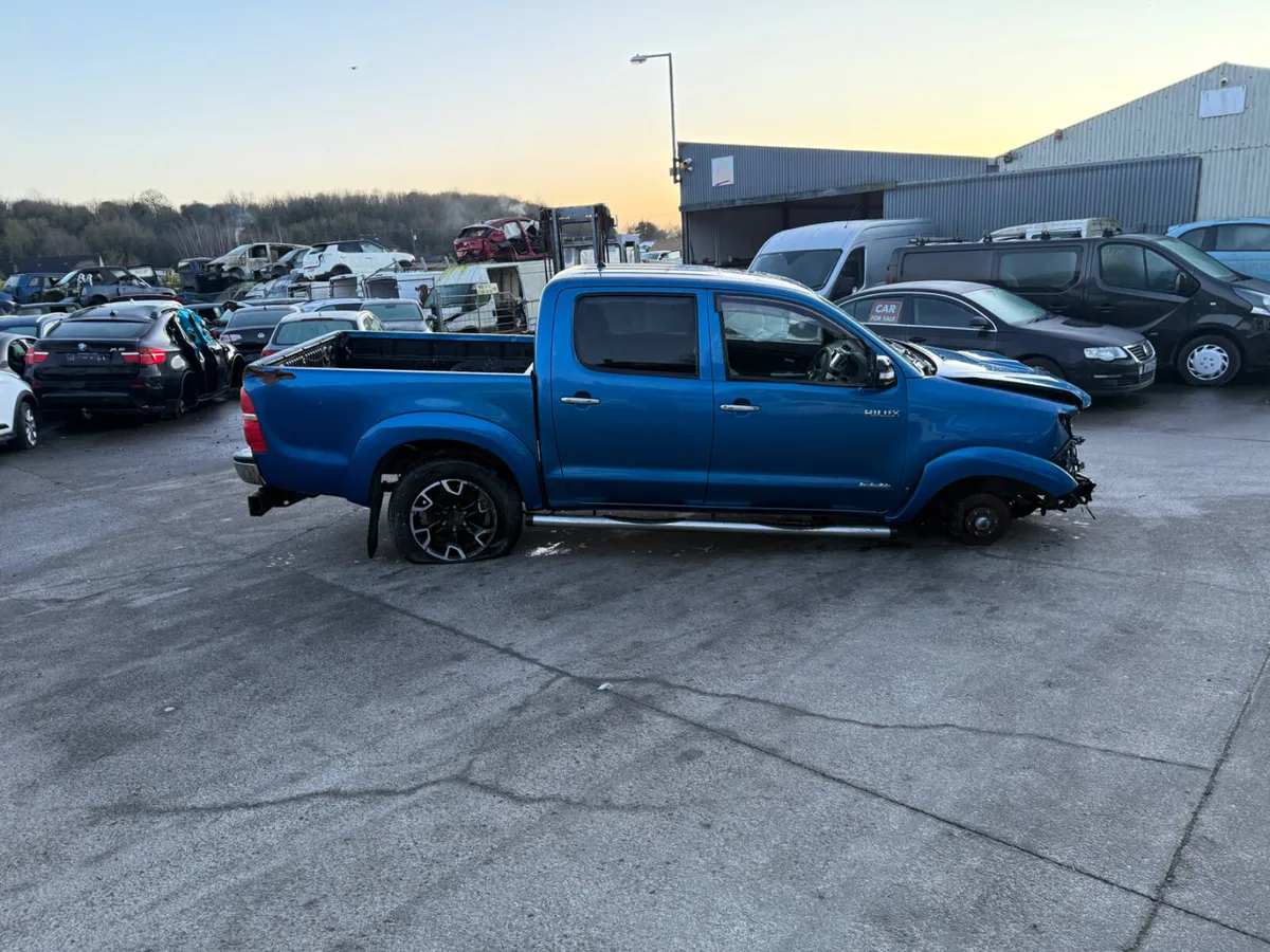 2016 Toyota Hilux 3.0 DCB Auto invincible - Image 1