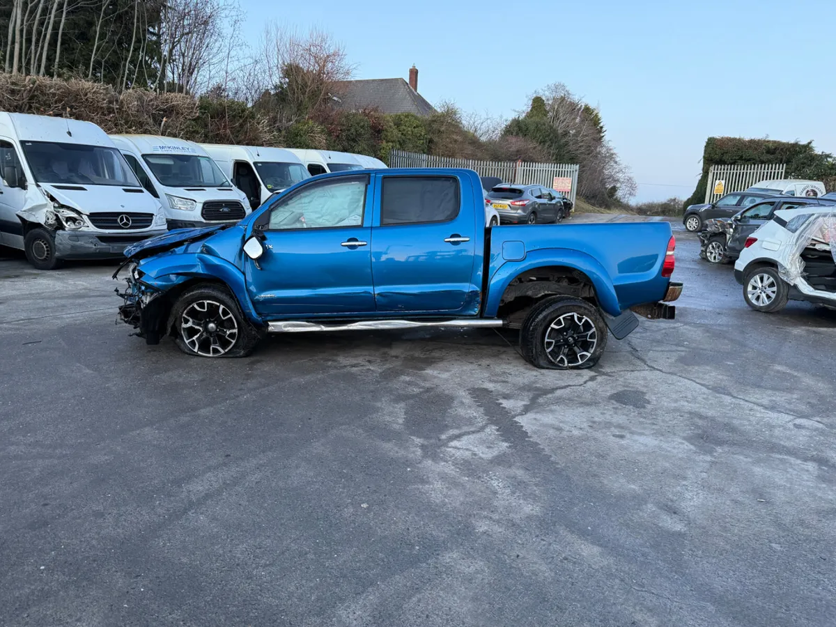 2016 Toyota Hilux 3.0 DCB Auto invincible - Image 2
