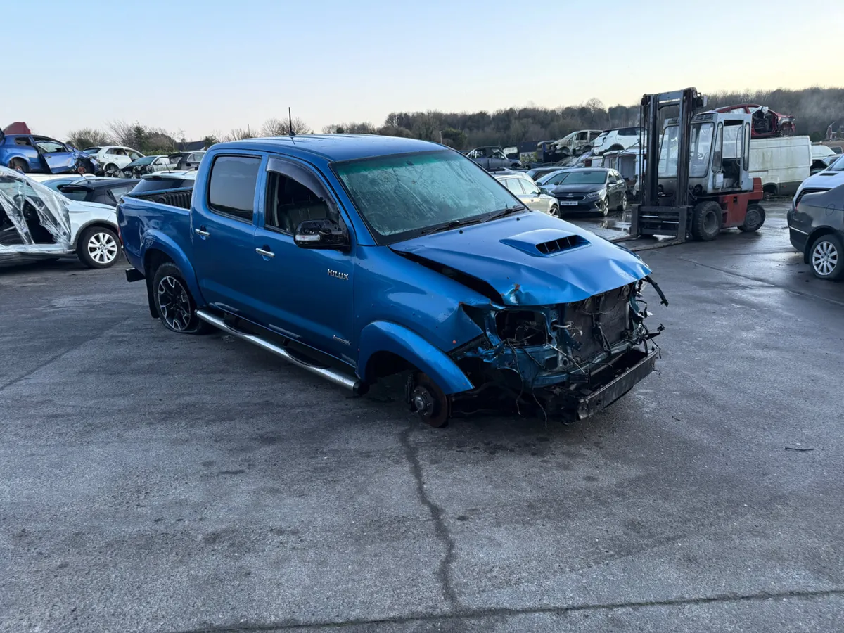 2016 Toyota Hilux 3.0 DCB Auto invincible - Image 3