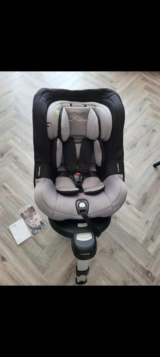 Mountain Buggy Safe Rotate i-Size Car Seat - Image 1