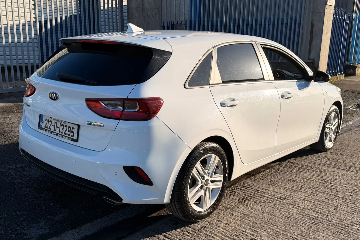 2021 Kia Ceed Commercial - Image 4