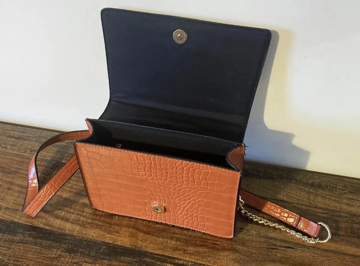 Ladies Crossbody Purse – Excellent Condition - Image 4