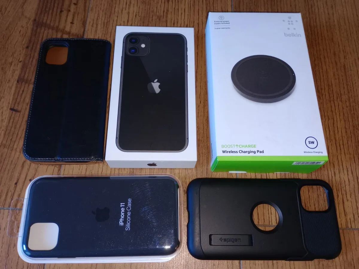 iPhone 11 black 64GB Unlocked incl. Accessories - Image 1