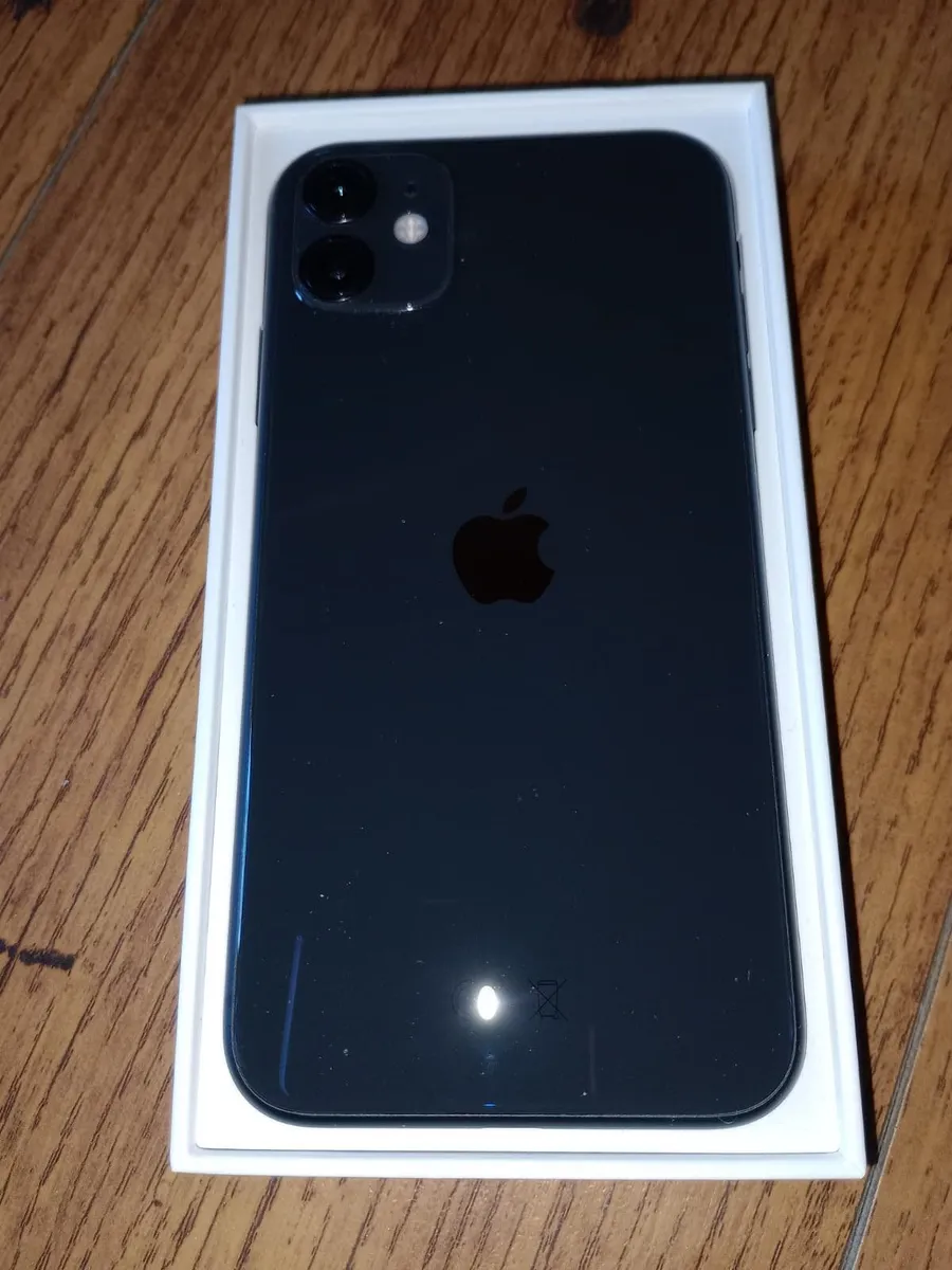 iPhone 11 black 64GB Unlocked incl. Accessories - Image 2